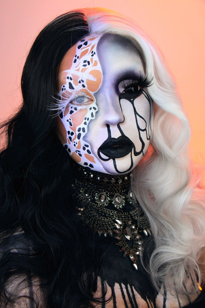 mua_agapi's tweet photo. "I'll stop wearing black when they make a darker color."@ABHcosmetics @norvina @norvinacosmetics 
FACE:
Lumminous foundation ( 290C )
Loose setting powder ( Translucent ) @solbody @colourpopcosmetics FACE:
Face &amp; body bronzing balm ( Medium ) 
Super shock highlighter ( Coastin ) https://t.co/bHhId8lok1