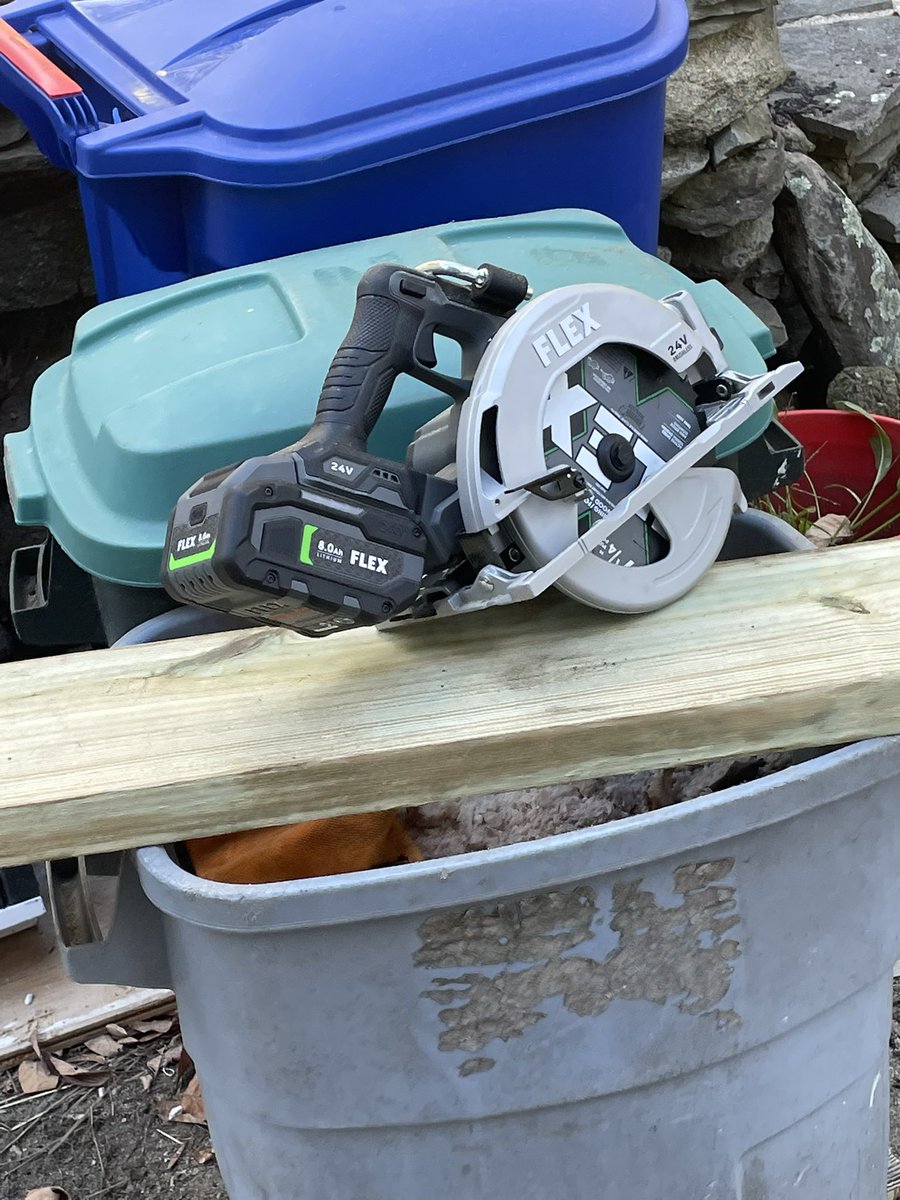 Michael29409788's tweet photo. Lovinnn , the new flex power tools! https://t.co/OEPO4IyFWY