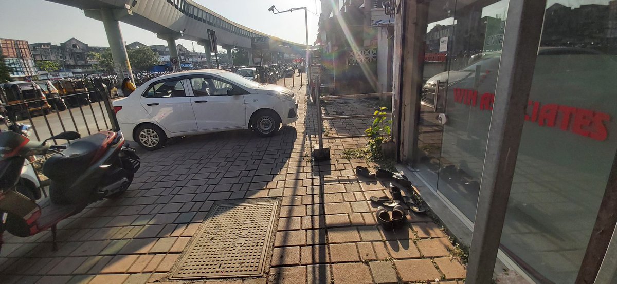MdvMoto's tweet photo. @Thane_R_Police @ThaneCityPolice parking on footpath blocking pedestrian way. Near mira road station. Naya nagar. https://t.co/la4acCVnWM