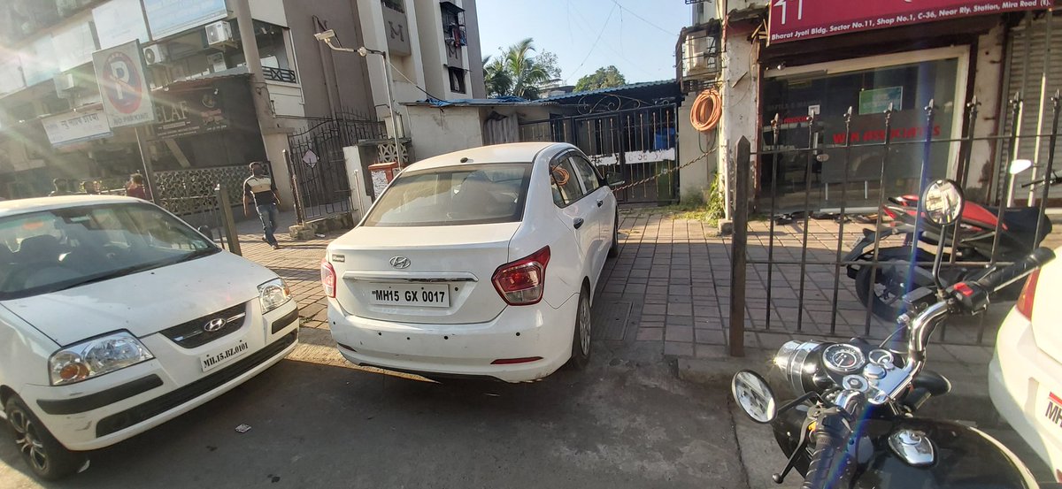 MdvMoto's tweet photo. @Thane_R_Police @ThaneCityPolice parking on footpath blocking pedestrian way. Near mira road station. Naya nagar. https://t.co/la4acCVnWM