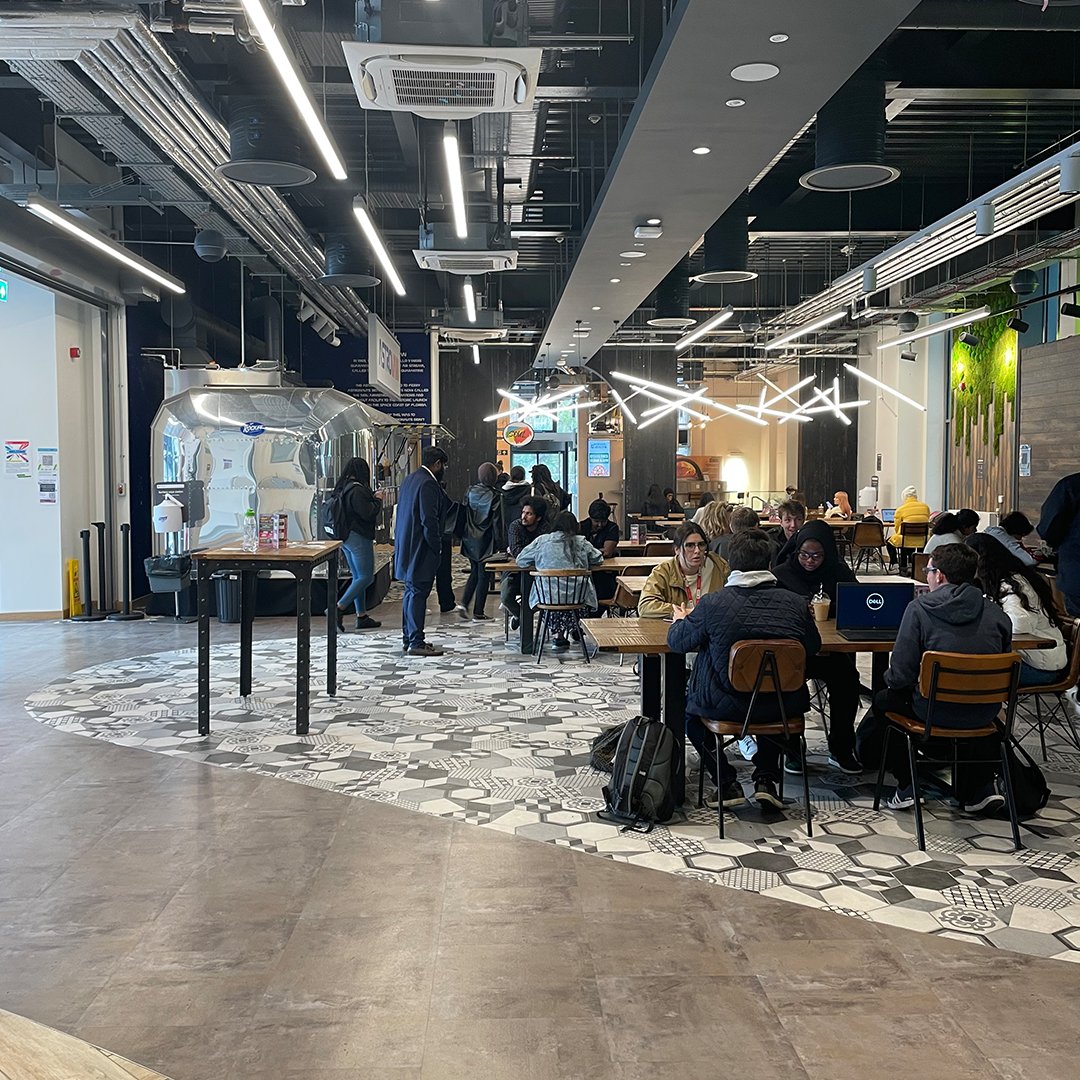 LeicesterAlumni's tweet photo. With so many great food options on campus, it's easy to see why many students LOVE having lunch at our campus kitchen inside the Percy Gee Building. What was your favourite place to eat whilst you were studying?๐ฝ๏ธ
#LeicesterAlumni #lunch #percygee #campuskitchen #universitylife https://t.co/R70DONgRJ0