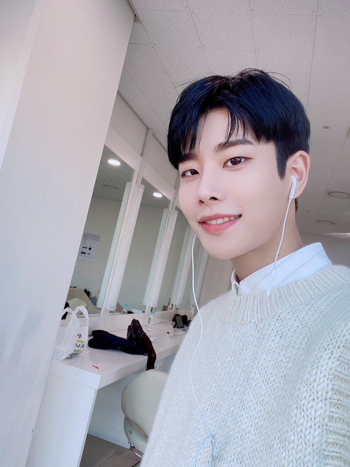 MJ_heart_'s tweet photo. 근데 왜 갑자기 이어폰 보여준거야??
스포야? (아님말구😅

움..그냥 아 명주니 보고싶따아아💕

#엠제이 #MJ #HappyVirus #계세요 #GetSetYo
#아스트로 #ASTRO https://t.co/1moQ2AZPtL