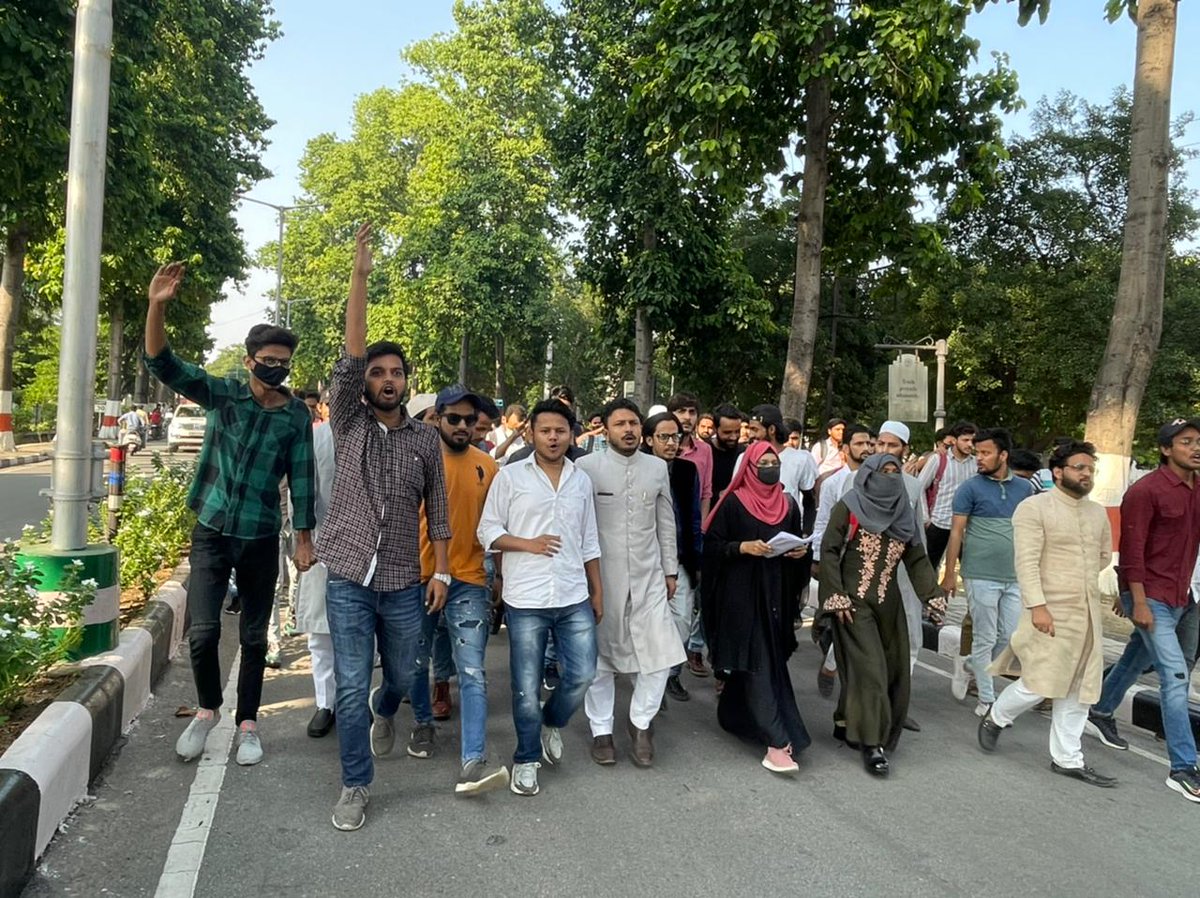 MisbahQaiser7's tweet photo. Alhamdulillah... मजबूती से आज मेमोरेंडम दिया गया है और प्रशासन को अल्टीमेटम दिया गया है कि अगर 7 दिन में हमारी डिमांड नहीं मानी गई तो हम लोग धरने पर बैठने को मजबूर होंगे...
#reopen_amu
@yuvahallabol https://t.co/G5hR8MpHbt