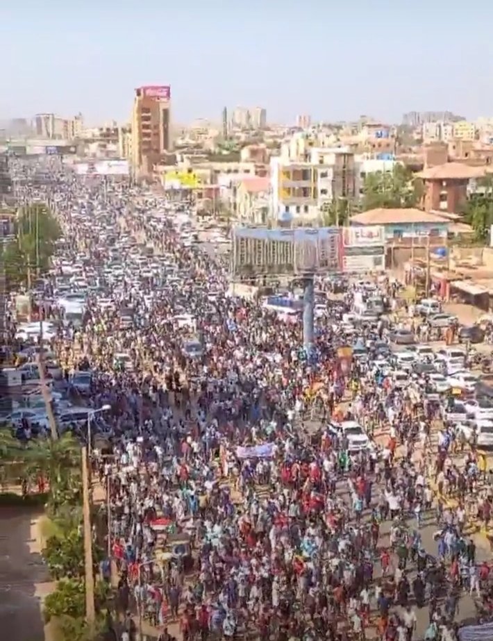 Sudan40369416's tweet image. 🛑 عاااااجل

لم تمضي ٤٨ ساعة حتى يسقط البرهان ولجنة البشير الأمنية والمجلس العسكري الانقلابي.

🛑 من داخل القيادة العامة مجموعة من الضباط الوطنيين الأحرار يطلبون من المواطنين التوحد والاصتفاف للتصدي لمحاولة الإنقلاب العسكري والالتزام بالاضراب العام والعصيان المدني الشامل.