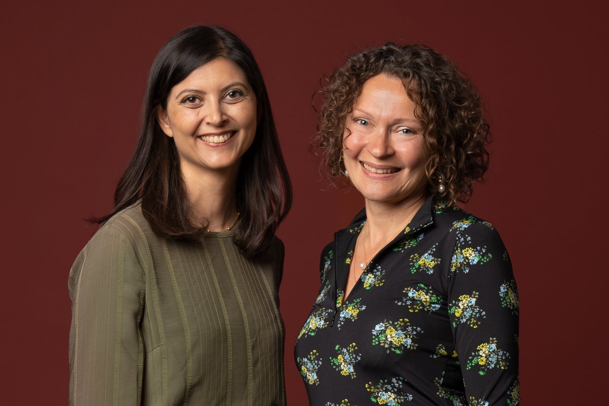 Gyldendal's tweet photo. Politikerne Sofia Osmani og Gitte Kjær-Westermann tager os i hånden gennem demokratiets gange og institutioner i bogen HVEM BESTEMMER, der udkommer i dag knap en måned før kommunalvalget. Det er en samtalebog både voksne og børn kan lære af. Læs interview: https://t.co/4Vq4DKg02C https://t.co/FAj1Y0fa4X
