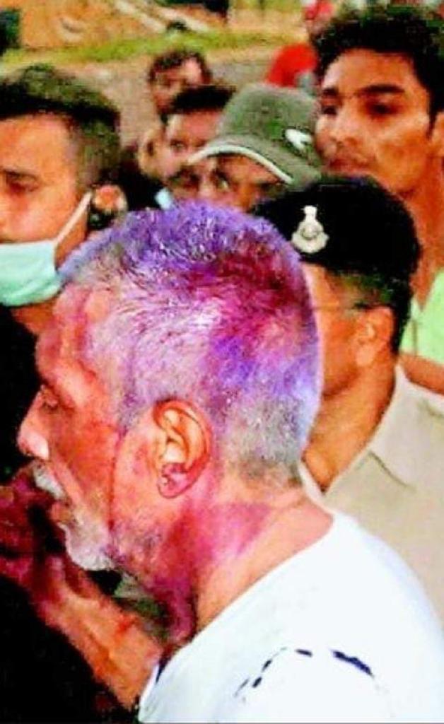 आज फिल्मों के राष्ट्रीय पुरस्कार प्रतिभाओं को दिए गए।
8 बार राष्ट्रीय पुरस्कारों से सम्मानित हो चुके प्रकाश झा की यह कल की तस्वीर है।
यह तस्वीर डराती है।
अगली बार फिल्म इंडस्ट्री के किसी भी शख्स पर स्याही फेंकी जा सकती है।
इतिहास,परंपरा और संस्कृति के रक्षकों की करतूत।
#शर्म_करो