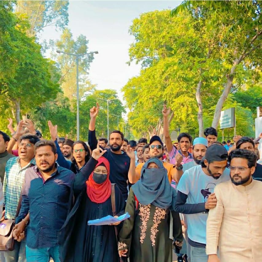 Junaid_AMU's tweet photo. Alhamdulillah... मजबूती से आज मेमोरेंडम दिया गया है और प्रशासन को अल्टीमेटम दिया गया है कि अगर 7 दिन में हमारी डिमांड नहीं मानी गई तो हम लोग धरने पर बैठने को मजबूर होंगे...
#reopen_amu
@AMUofficialPRO https://t.co/B9Ax2LGtyA