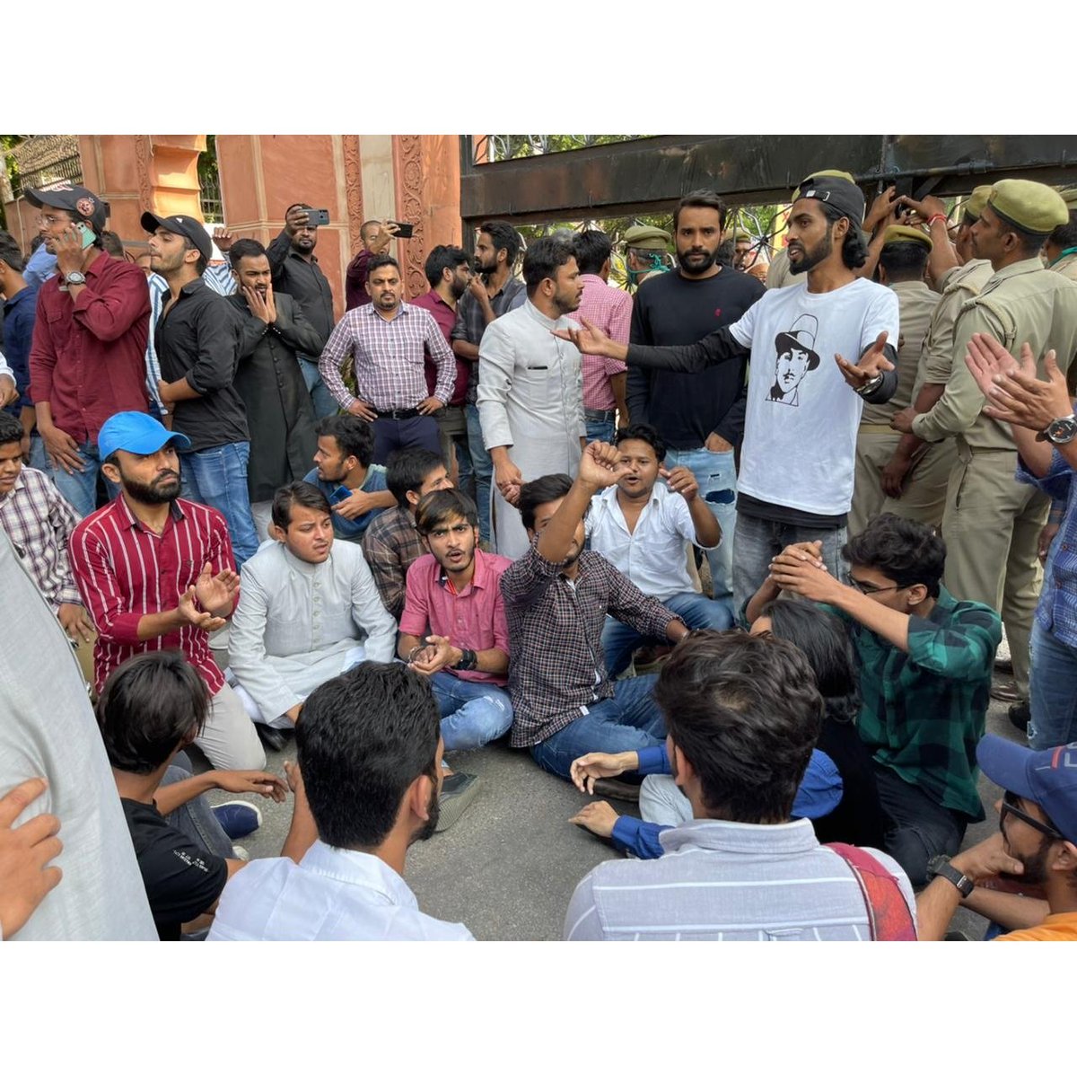 Junaid_AMU's tweet photo. Alhamdulillah... मजबूती से आज मेमोरेंडम दिया गया है और प्रशासन को अल्टीमेटम दिया गया है कि अगर 7 दिन में हमारी डिमांड नहीं मानी गई तो हम लोग धरने पर बैठने को मजबूर होंगे...
#reopen_amu
@AMUofficialPRO https://t.co/B9Ax2LGtyA