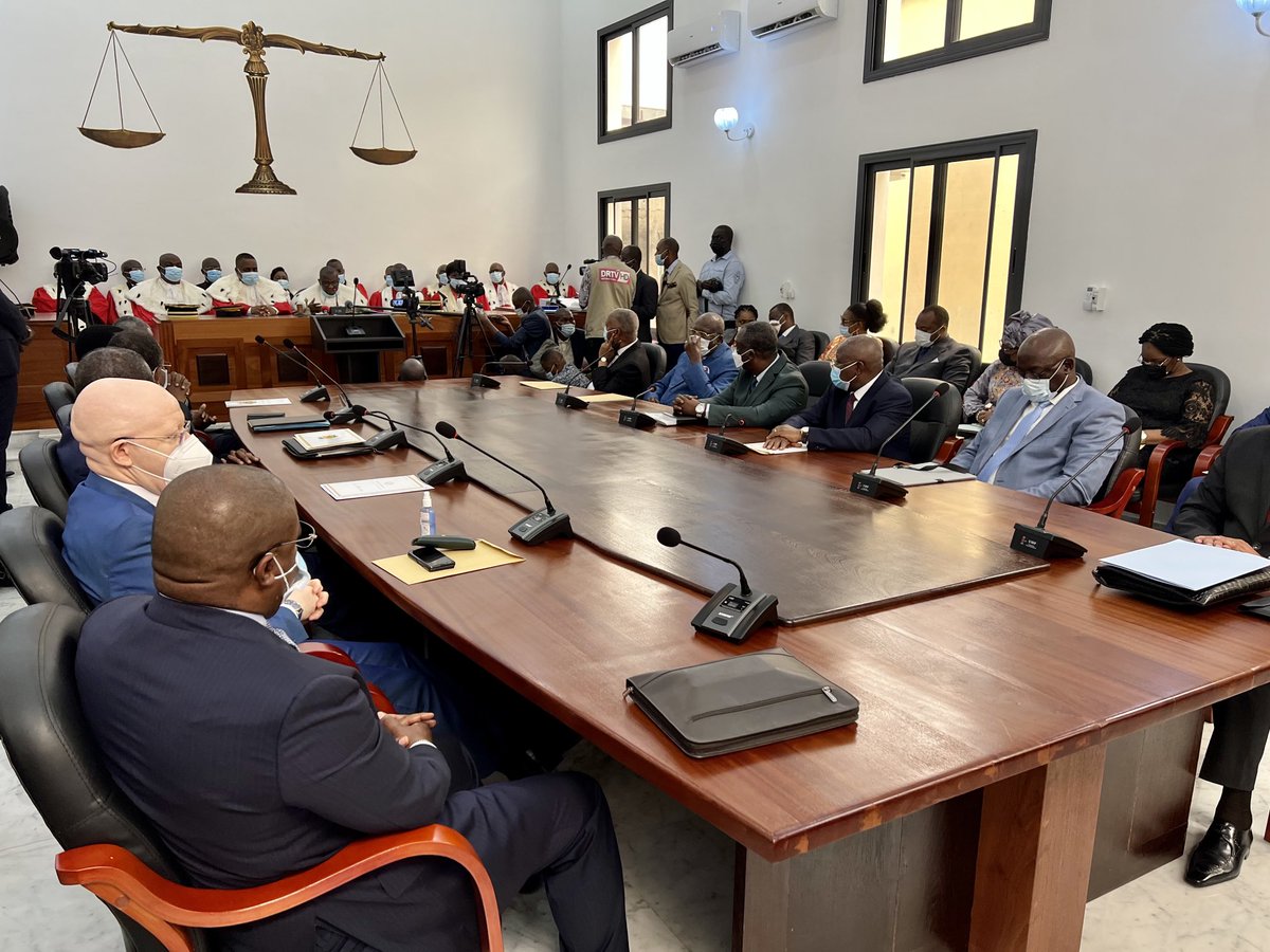 ThMoungalla's tweet photo. DÉCLARATION DE PATRIMOINE DES MEMBRES DU GOUVERNEMENT : la cérémonie de dépôt des déclarations a eu lieu ce matin sous l’autorité de M. #Henri #Bouka, Premier Président de la Cour Suprême. Le Gouvernement était conduit par son chef M. @MakossoAnatole #ComCg https://t.co/MuOHTM3odx