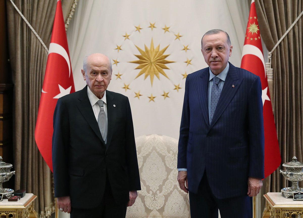 Cumhurbaşkanı <a href="/RTErdogan/">Recep Tayyip Erdoğan</a>, Milliyetçi Hareket Partisi (MHP) Genel Başkanı Devlet Bahçeli’yi Cumhurbaşkanlığı Külliyesinde kabul etti.