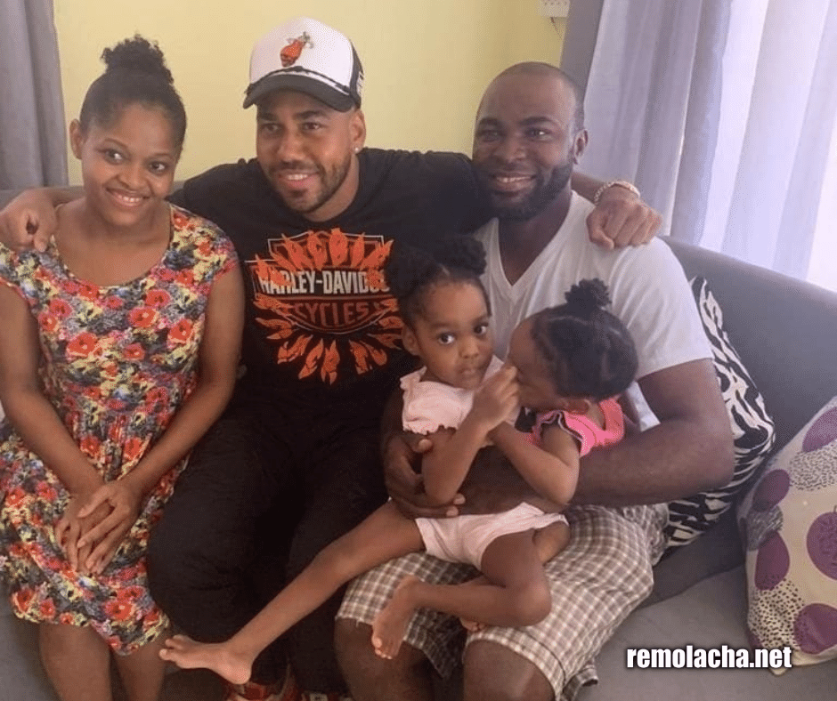 remolacha's tweet photo. Romeo Santos visita siamesas en San Cristóbal https://t.co/R6tUJcW3fD https://t.co/vhUs6sKDV3