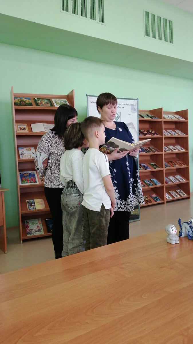 Программа "Живое слово" сектора мобильного обслуживания <a href="/Dvorec_Knigi/">Дворец Книги</a> для учащихся 24 гимназии продолжает свою работу. В минувшую субботу прошло занятие "Лепим сказку". Участники почитали сказки, узнали о традиционных глиняных игрушках и слепили петушка. #ГодКниги #Книгомания2021