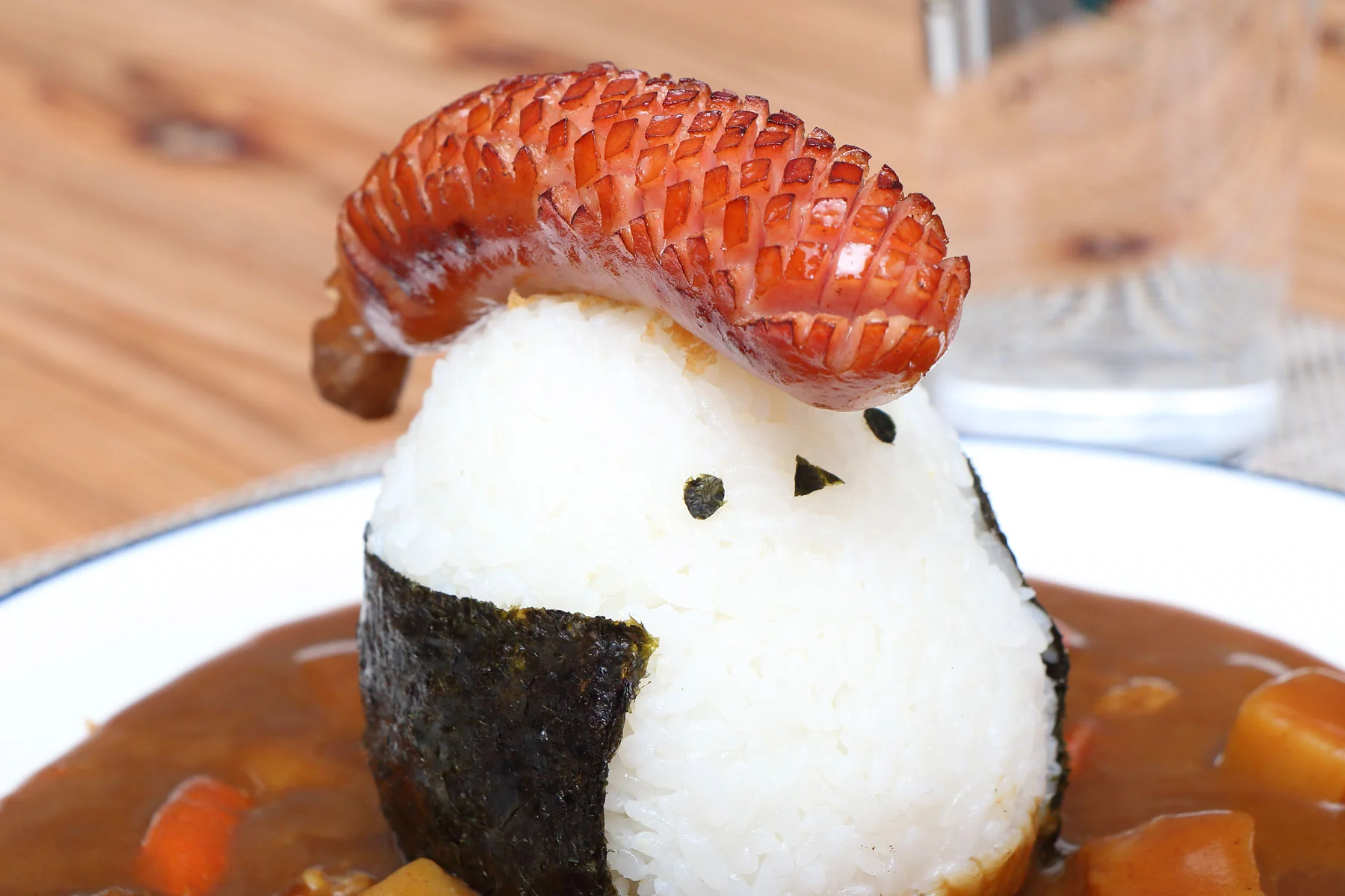 あら、可愛いｗｗウインナーやエビフライを頭に乗せたらヤンキーカレーの出来上がり！