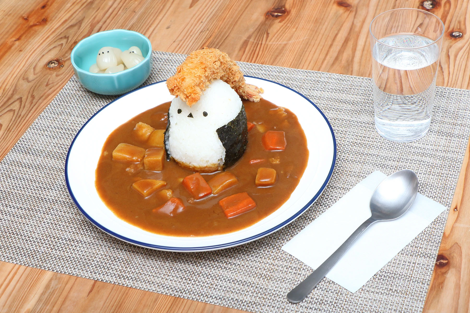 あら、可愛いｗｗウインナーやエビフライを頭に乗せたらヤンキーカレーの出来上がり！