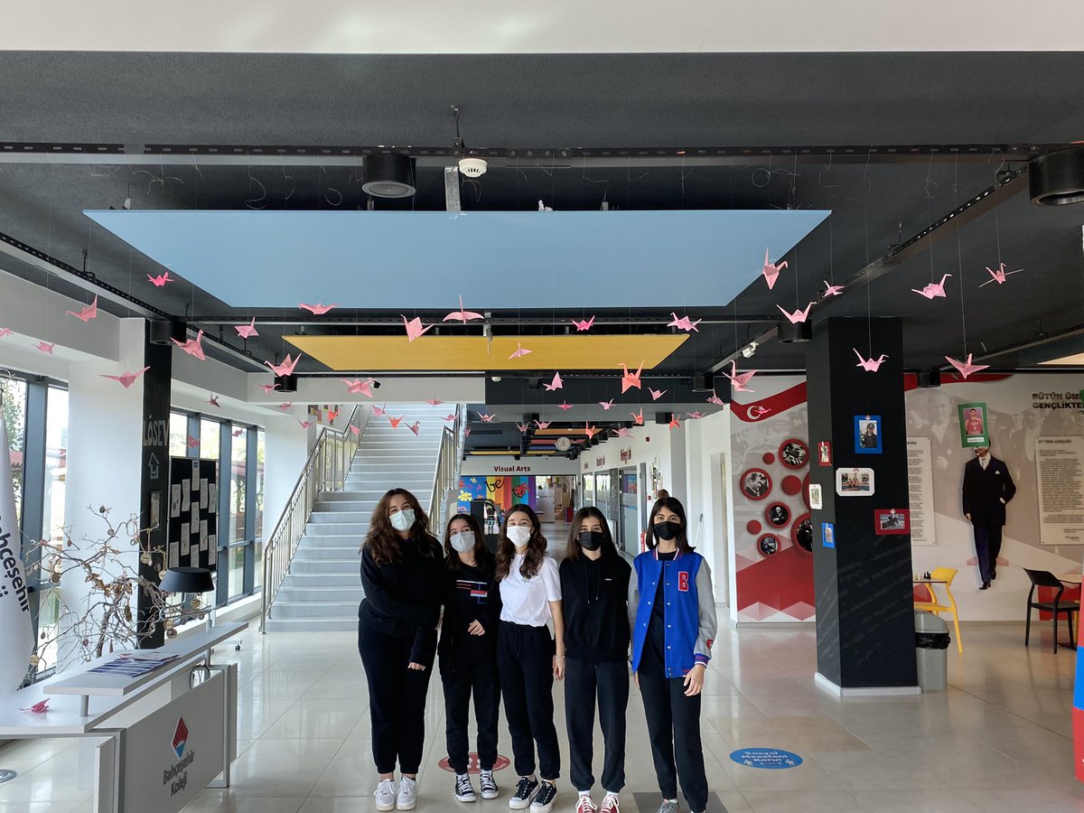 cagli_tugce's tweet photo. Anadolu Lisesi Origami Kulübünde yapmış olduğumuz turnalarımız okulumuzda yerlerini aldı 🌸 Meme kanseri farkındalığını vurgulamaya çevremizden başlıyoruz. ✨ 

#memekanserindekontrolelinde 
#bahçeşehirkoleji

@mduranoznacar  @SibelOzatalay  @kader_ulass https://t.co/X1Ocby4RTS