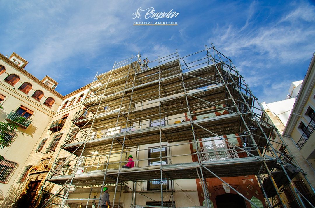 ¡Después de un tiempo, volvemos a La Casa del Reloj! Se trata de una ocasión especial, hoy quitan los andamios y la lona que la cubría. El proceso finalizará a las 18h aprox. así que os recomendamos ir a verla. 😎
#SrBrandon #RedesSociales #Jaén #CommunityManager #SocialMedia