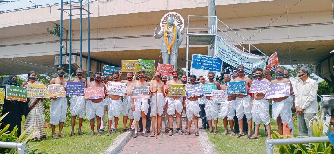 SaveSabarmati's tweet photo. #गांधी_की_आवाज_सुनो
Mass #Satyagraha against Government intervention in Mahatma Gandhi's Sabarmati Ashram at #Telengana organised by Telengana #Sarvodaya Mandal.
#sabarmati 
#मैं_साबरमती_आश्रम_बोल_रहा_हुं....
#SaveSabarmati
@PMOIndia @CMOGuj @narendramodi https://t.co/zVOqudcloE