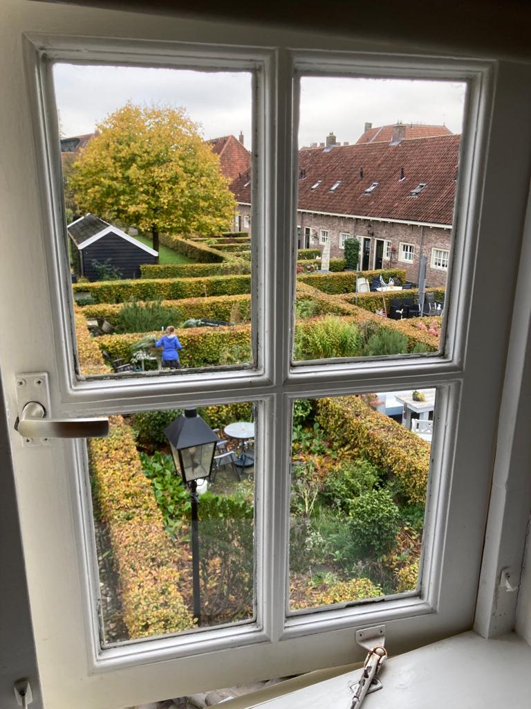 #Huurwijzer in Amersfoort bij hofje Armen de Poth. 'Saamhorigheid maakt ons leven rijk. Eigenlijk zou heel #Nederland zo moeten worden ingericht dat iedereen naar elkaar omziet' zeggen de huurders. Lees in december alles in #Huurwijzer.