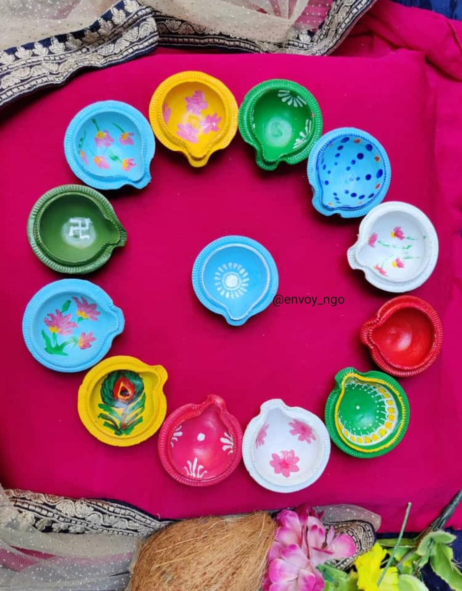 sahista_sultana's tweet photo. କଟକ - #ProjectUmeed by @EnvoyNgo 
Spreading light and happiness 🥰❤️🪔
Handpainted Diyas by the volunteers of ENVOY for charity and social cause☺️✌️ https://t.co/Xr8qofnLpz