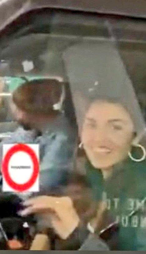 cutestxHANKER's tweet photo. Hande che va a prendere Kerem in aeroporto🥺
Il mio cuoricino non reggee🥺🙈
@HandeErcel @KeremBursin https://t.co/hHduxtzvFa