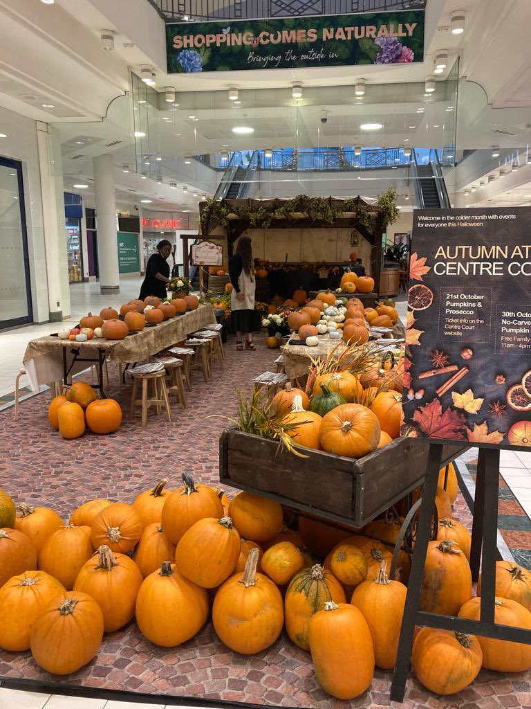 BakehouseEvents's tweet photo. A thoroughly enjoyable evening spent among friends old and new @CentreCourtShop Look at everyone’s gorgeous autumnal floral displays accented with pumpkins… and a glass or two of Prosecco, of course.
#autumnevent #pumpkincarving #pumpkinnight #autumnshoppingevent https://t.co/8RG7L0bjC6