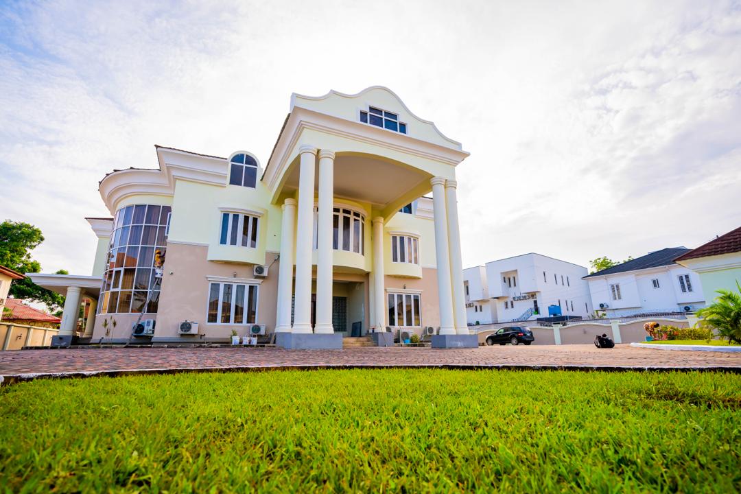 tosinsammy_s's tweet photo. #JKFatWorks

This is a newly built Ekiti State Liaison Office ( a legacy project of @kfayemi govt). This beautiful house is billed for commissioning today by H.E. Governor @jidesanwoolu .
October 25, 2021
#JKF2at3 https://t.co/qCnCIEjyN1