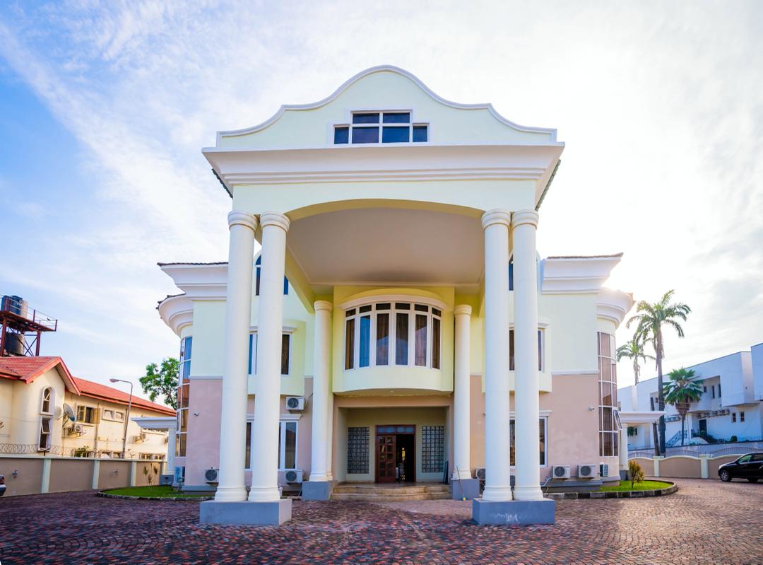 tosinsammy_s's tweet photo. #JKFatWorks

This is a newly built Ekiti State Liaison Office ( a legacy project of @kfayemi govt). This beautiful house is billed for commissioning today by H.E. Governor @jidesanwoolu .
October 25, 2021
#JKF2at3 https://t.co/qCnCIEjyN1