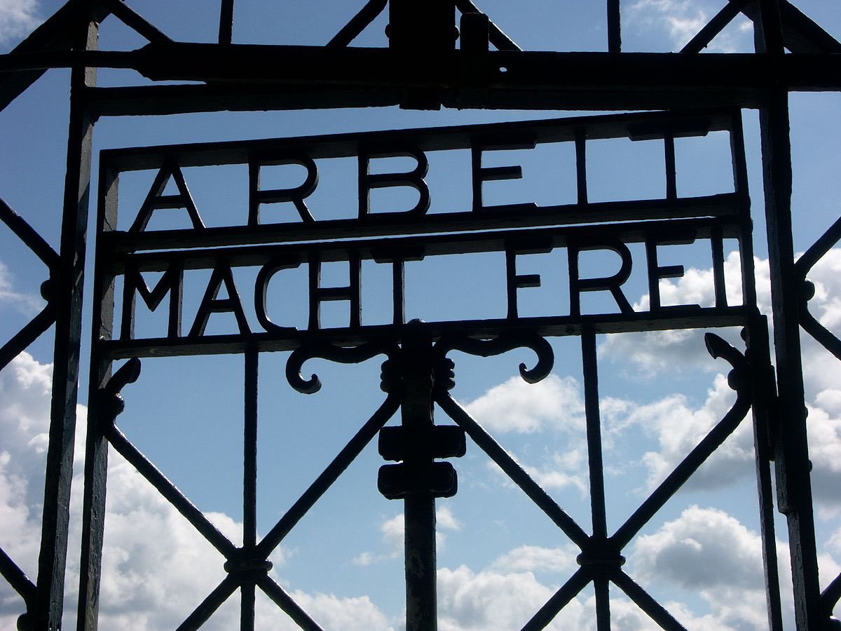 akajaamiiin's tweet photo. شعار معروف آلمانی (Arbeit Macht Frei) «کار، (شما را) آزاد میکند» بر سردر اردوگاه آشویتس https://t.co/QIRFaXqOIO