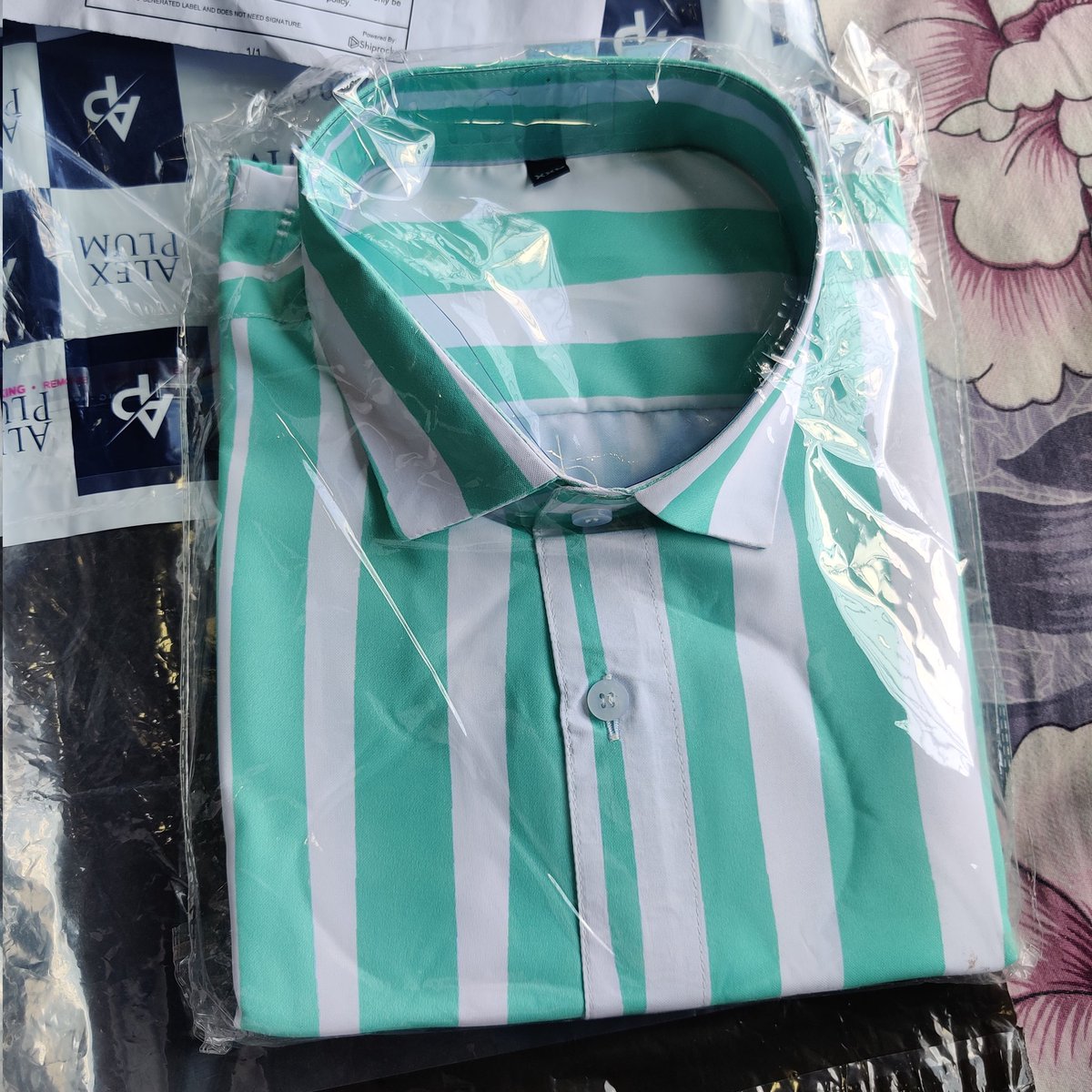 Sanket560's tweet photo. These are the Pics of my Purchase from Wite-cro. I ordered Red and Black Multicolored shirt but received Green and White strips Shirt.
I tried to contact them by Email awa Mobile number but No response.
Please be aware of such Fraud websites.
#StaySafe #Diwali2021 #shopping https://t.co/mmibYip5Dw