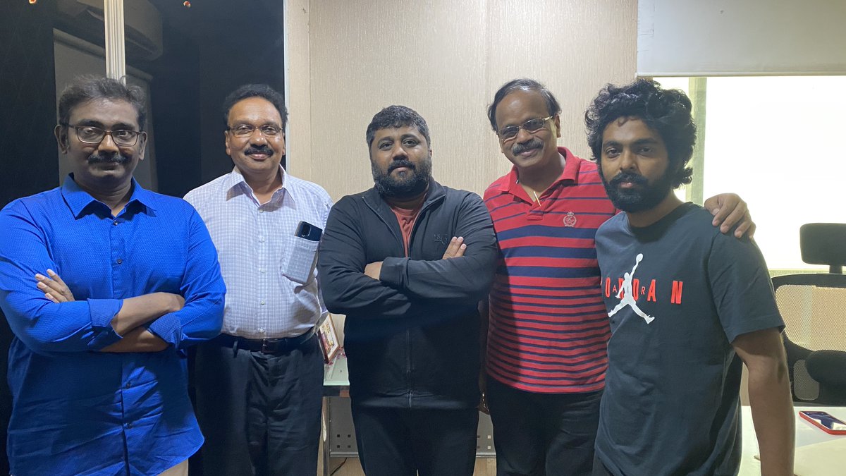 UBoyzStudios's tweet image. வெயிலோடு விளையாடியவர்கள்
ஜெயிலோடு வருகிறார்கள்! 🙌
அன்பு இயக்குனர் வசந்தபாலனுக்கு 
அநீதி குழுவினர் சார்பாக வாழ்த்துகள்!🎉 @UBoyzStudios @Vasantabalan1 @gvprakash @StudioGreen2 @iam_arjundas @officialdushara @onlynikil @Lets_VattAL #VasanthaBalan #GVPrakash #StudioGreen  #ArjunDas