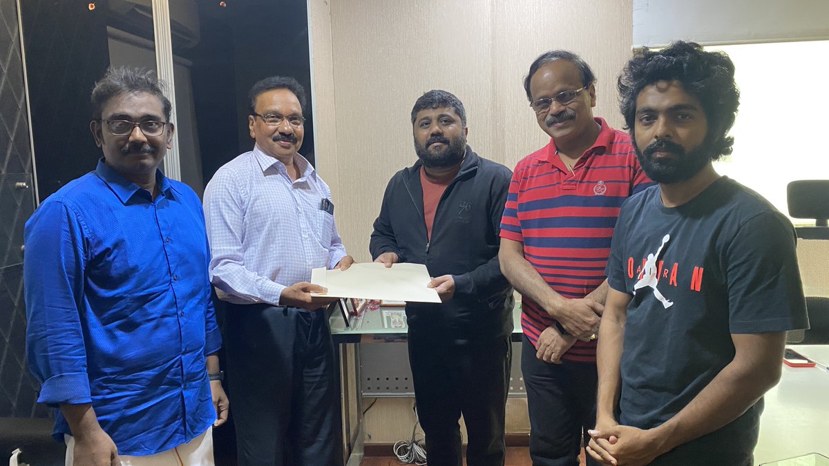 UBoyzStudios's tweet image. வெயிலோடு விளையாடியவர்கள்
ஜெயிலோடு வருகிறார்கள்! 🙌
அன்பு இயக்குனர் வசந்தபாலனுக்கு 
அநீதி குழுவினர் சார்பாக வாழ்த்துகள்!🎉 @UBoyzStudios @Vasantabalan1 @gvprakash @StudioGreen2 @iam_arjundas @officialdushara @onlynikil @Lets_VattAL #VasanthaBalan #GVPrakash #StudioGreen  #ArjunDas