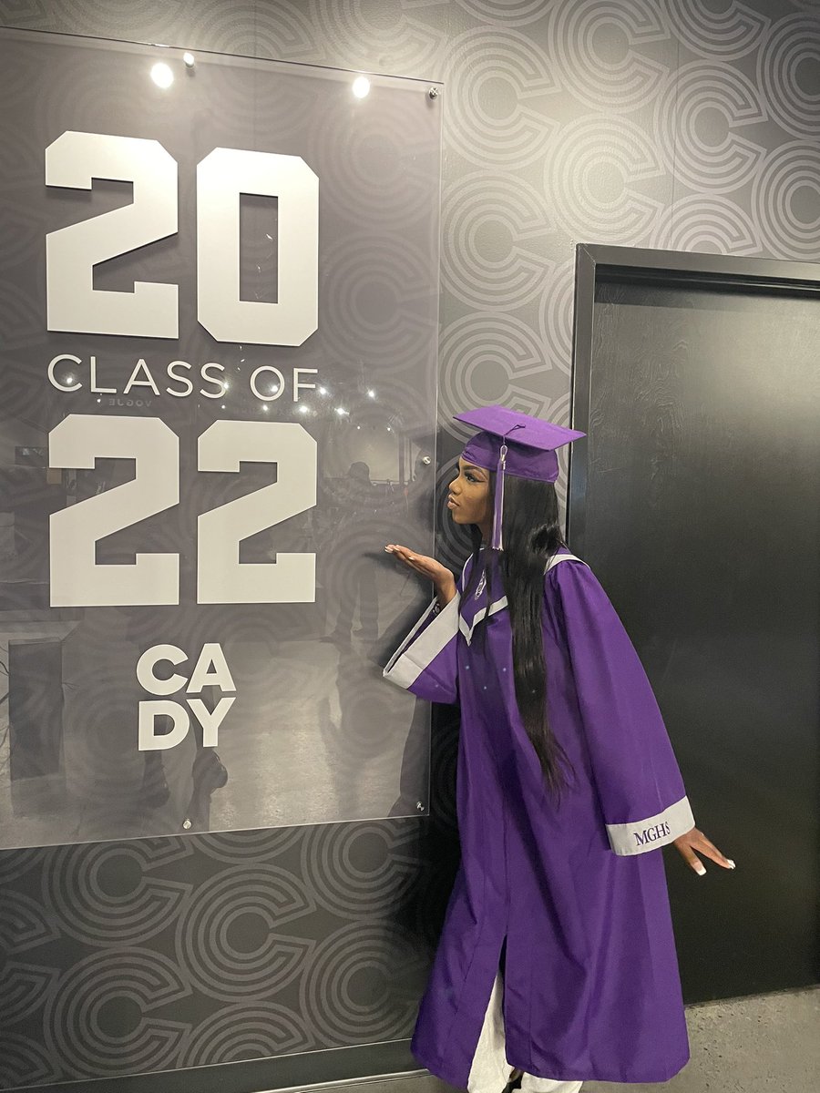 adoreexdomo's tweet photo. 22’ 🎓 https://t.co/2LrorzYgA2