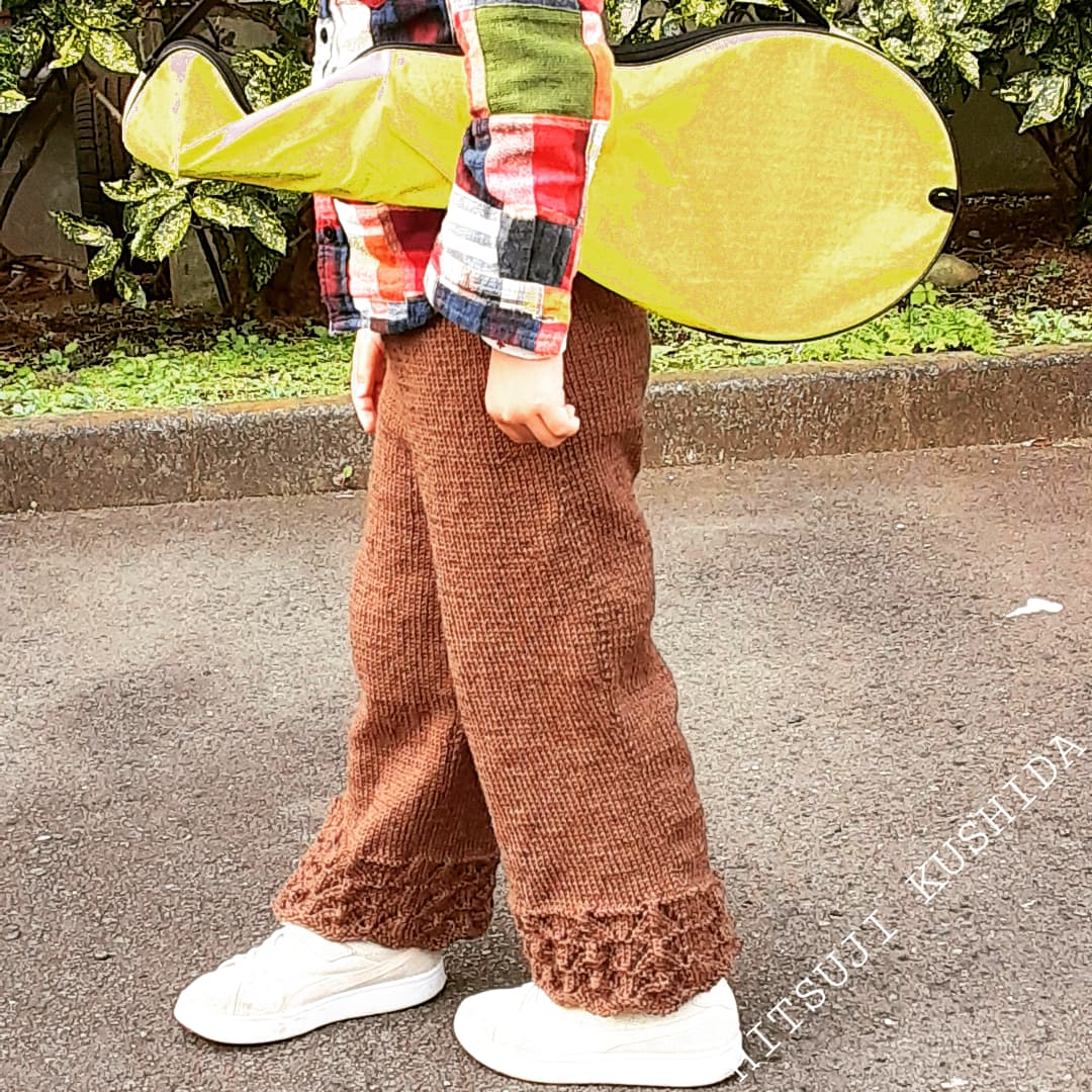 hk_partita's tweet photo. こども用ワイドパンツ編みました!
参考⇒『冷えとりあったかアイテム 毛糸のパンツ』朝日新聞出版
#毛糸のパンツ #編み物 #棒針編み #毛糸のズボン #ニット #こども服 #こどもニット #手編み #裾レース #handmade #woolpants #woolwidepants #knit #knitting #kidspants #woolkidspants https://t.co/iHKuSys6yx