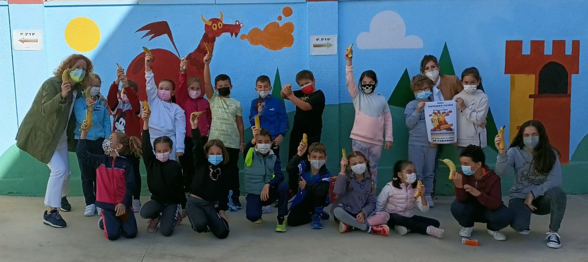 enmarcha's tweet photo. El IES Sierra La Calera y el CEIP Ntra. Sra. de Gracia, de Santa Marta de los Barros, han puesto en marcha la iniciativa titulada ‘Más fuerte que el volcán’, una muestra de apoyo extremeña hacia la isla de La Palma.
▶️https://t.co/xZU2fpFkRS https://t.co/kvZ3x7BRdP