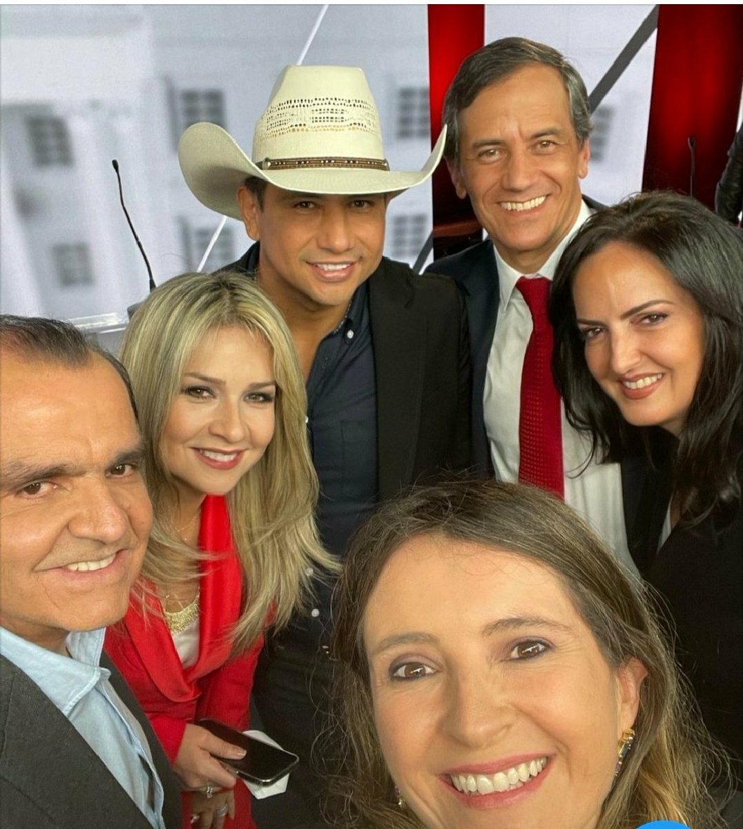 chococongas's tweet photo. @GermanLParraC Esta foto es otro tiro en el pie que se dan ante la opinión pública..Vicky tu soberbia juenga en contra del Centro Democrático,te damos las gracias... periodismo no es eso . https://t.co/CmhykrbPyP