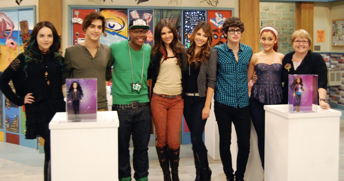 throwbackagb's tweet photo. Ariana at the Victorious Spin Master Cast Party 10 years ago today (25th October 2011) https://t.co/4xwMSdLUNA