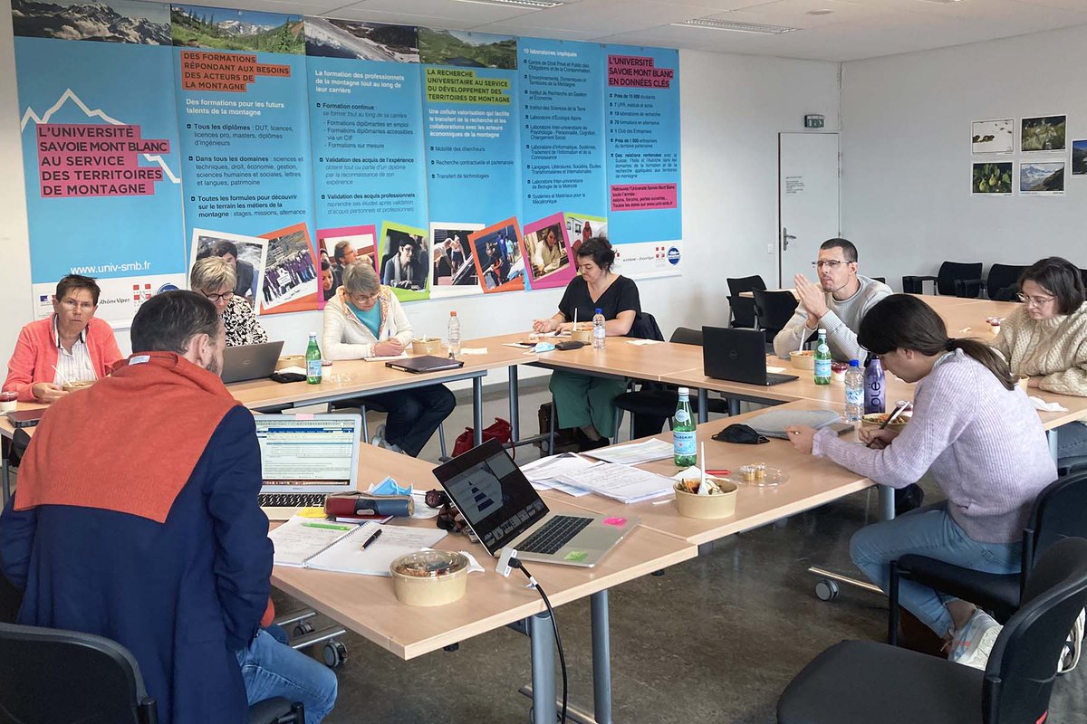 ptmi_usmb's tweet photo. Le Grand[La]Bo : c'est parti ! Plus de 35 chercheurs et 500 étudiants de l'@Univ_Savoie et de l'université européenne @UMontium ensemble pour accompagner la montagne vers un avenir durable. 3 ans de projet recherche-formation pluridisciplinaire au service du territoire. https://t.co/wLsMYO2JHc