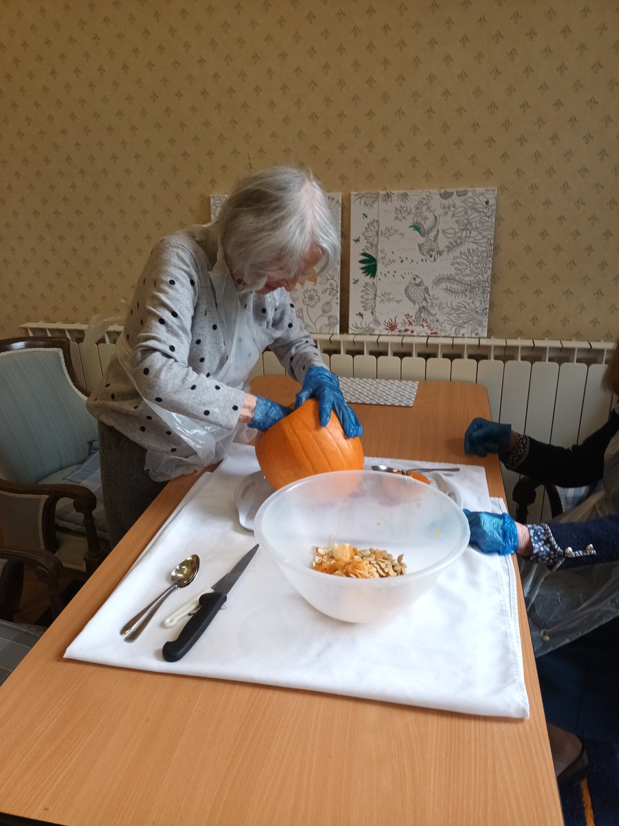 Our residents really are getting into the Halloween Spirit! with Pumpkin Carving this morning #assistedliving #heritagemanor #covidfree 01284 756610 suites available Plz RT <a href="/987jude/">Judith Grandi</a> <a href="/PennyMPhotos/">Penny Morgan</a> <a href="/LozClar/">Lorraine</a> @cootie59 <a href="/berkeley_hh/">Berkeley Home Health</a> <a href="/NHSuk/">NHS</a>