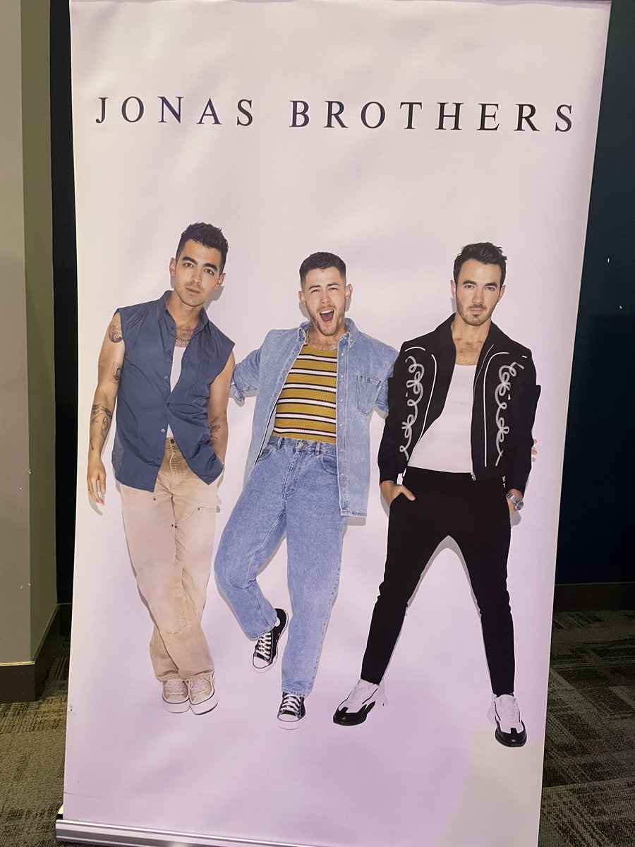 joeslcvebug's tweet photo. The VIP Xperience Lounge was amazing!!! #jonasbrothersvip #RememberThisTour https://t.co/rOoW01Eouw