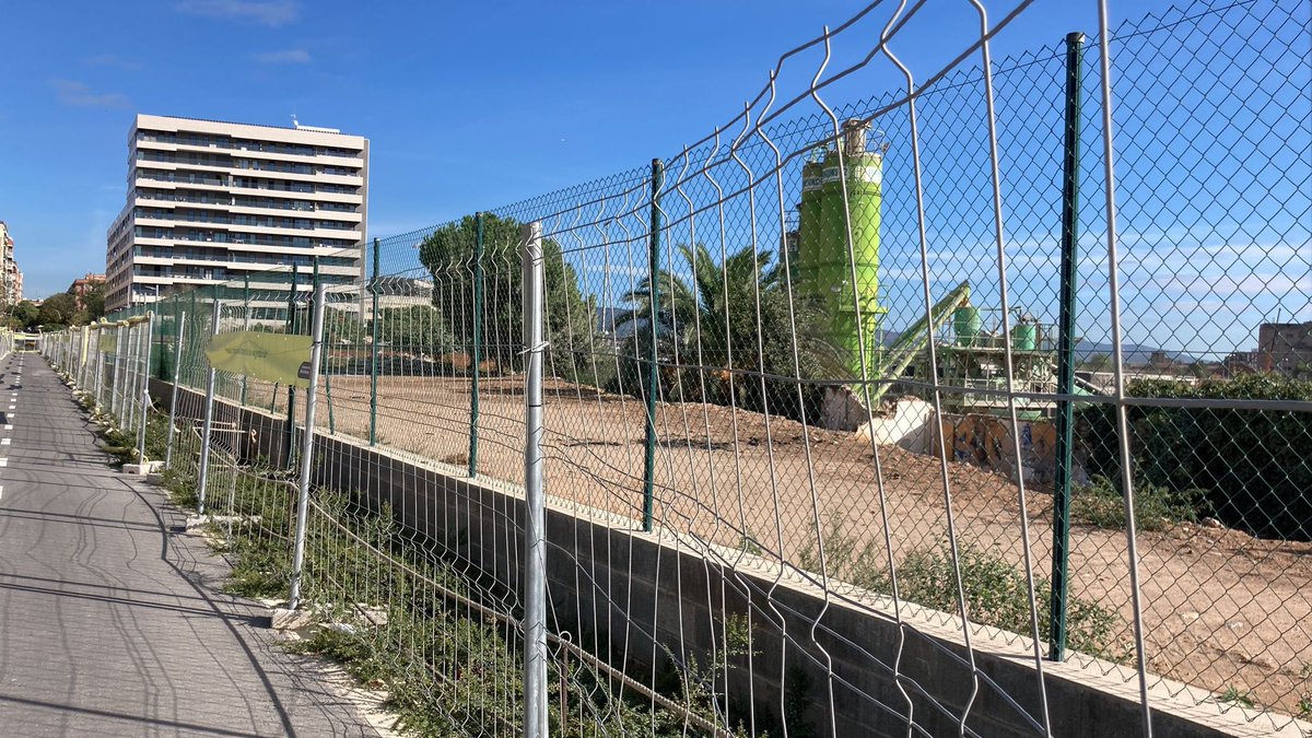 Ja tenim la ubicació del nou CAP i dels mòduls provisionals per alleujar la precarietat d'espai que pateix el CAP actual.

✅#NouCap Ptge. Bofarull 1-5 espai ampliable en un futur

✅ Els mòduls estaran a 300 mts.del Cap actual al solar de la Baixada de La Sagrera
#SanitatPública