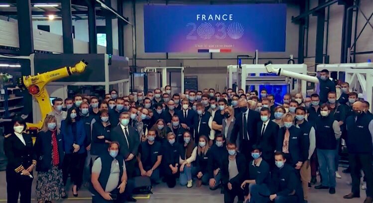 Le Président <a href="/EmmanuelMacron/">Emmanuel Macron</a> en compagnie, ce matin des salariés de l’usine Siléane à Saint-Etienne, dans le cadre du plan #France2030 📸🇫🇷