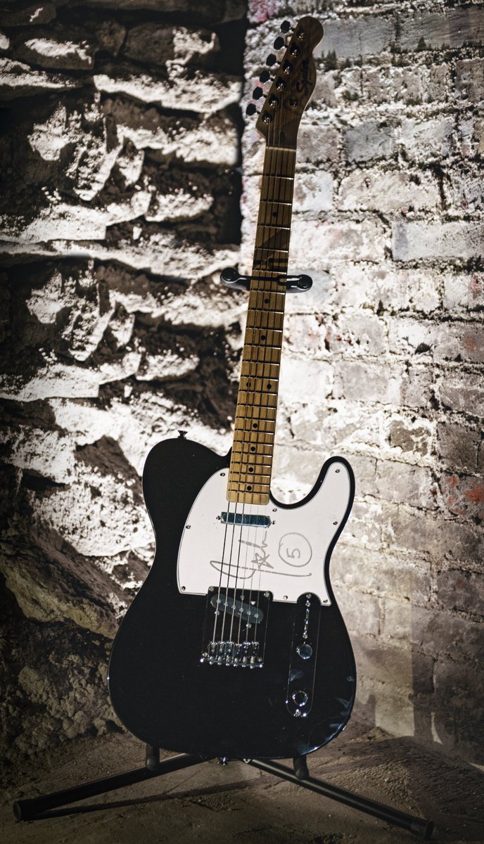 JRMotorsports's tweet image. GIVEAWAY TIME!

We're giving away a signed @john5guitarist guitar! John 5's new album, Sinner, will be on the hood of the No. 8 @BigMachine Chevy at @MartinsvilleSwy this weekend for @sam_mayer_.   

RT to enter. Winner will be selected Friday, October 29.