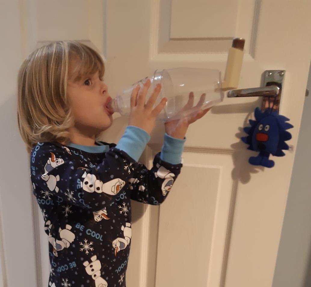 SallyGriffin000's tweet photo. My 3 year old niece didn’t want to be left out of the photo op at the weekend!😂💛 Beautifully demonstrating however, that you can effectively switch some children from a spacer with a mask to a mouthpiece, even at this young age! #asthma #individualassessment #rightinhalerimage https://t.co/N6Phc34597