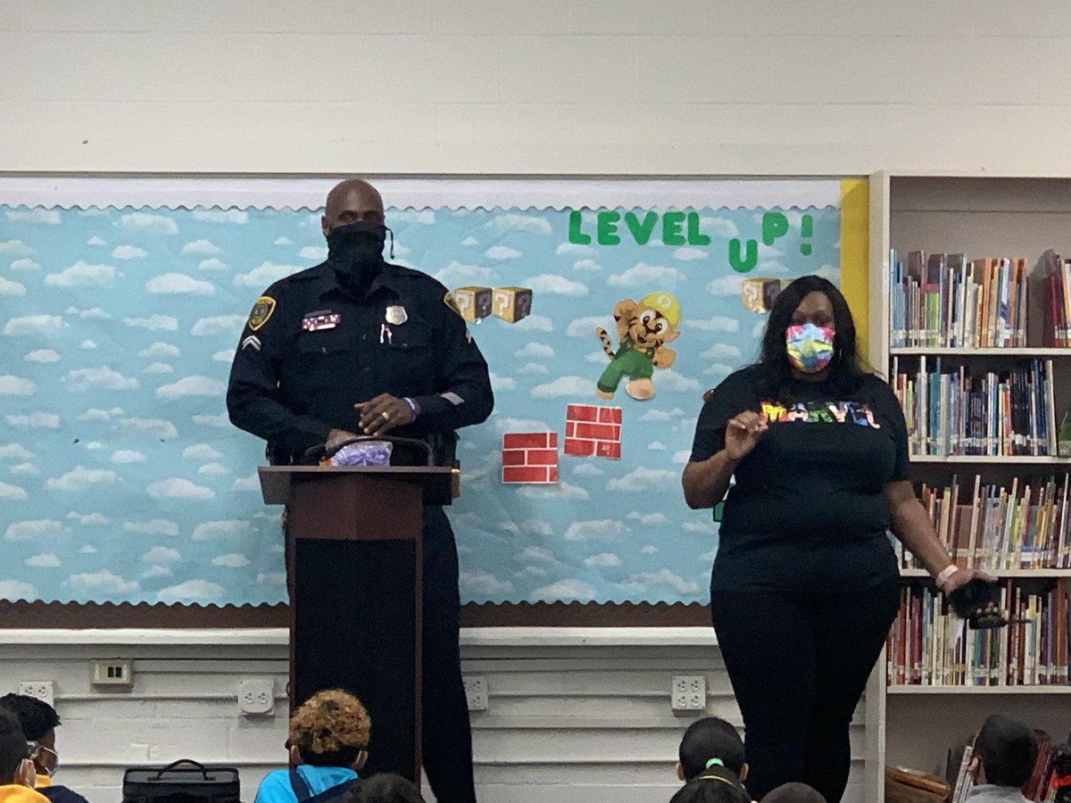 cgerard1913's tweet image. What an awesome kickoff for Red Ribbon Week @PleasantvilleES with Officer @RaulCollins16 talking to students about drugs and bullying! Thank you Counselor @LondynnJayceMom!! #schoolcounselorlife #allinforallstudents @KarenJoHISD @CallowayGlenda @CandiceC_ @HoustonISD @HISD_ACC