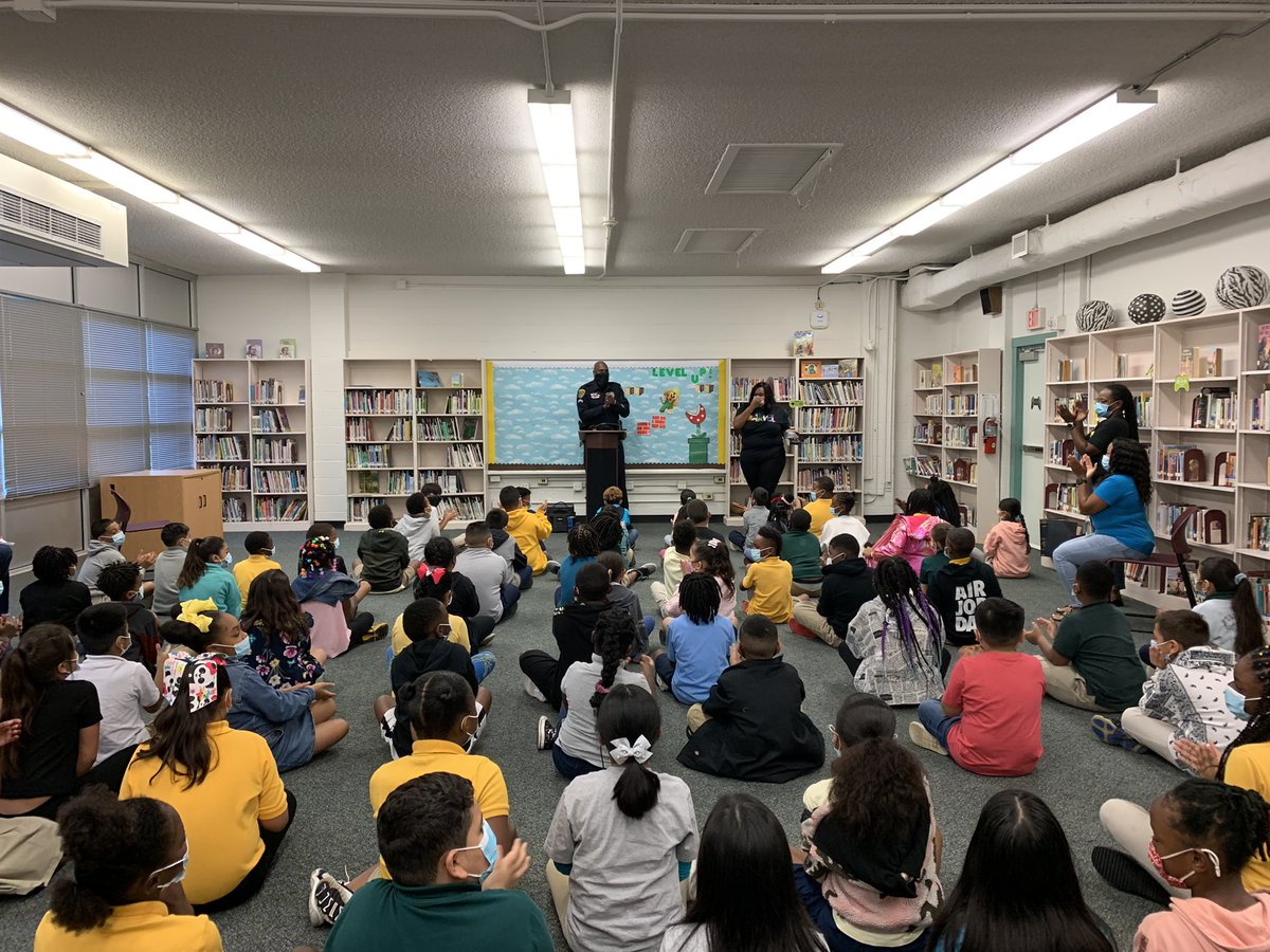 cgerard1913's tweet image. What an awesome kickoff for Red Ribbon Week @PleasantvilleES with Officer @RaulCollins16 talking to students about drugs and bullying! Thank you Counselor @LondynnJayceMom!! #schoolcounselorlife #allinforallstudents @KarenJoHISD @CallowayGlenda @CandiceC_ @HoustonISD @HISD_ACC