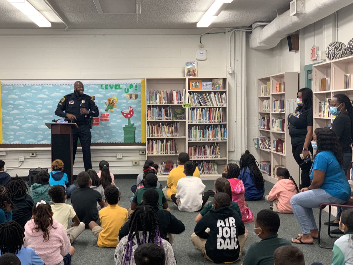 cgerard1913's tweet image. What an awesome kickoff for Red Ribbon Week @PleasantvilleES with Officer @RaulCollins16 talking to students about drugs and bullying! Thank you Counselor @LondynnJayceMom!! #schoolcounselorlife #allinforallstudents @KarenJoHISD @CallowayGlenda @CandiceC_ @HoustonISD @HISD_ACC