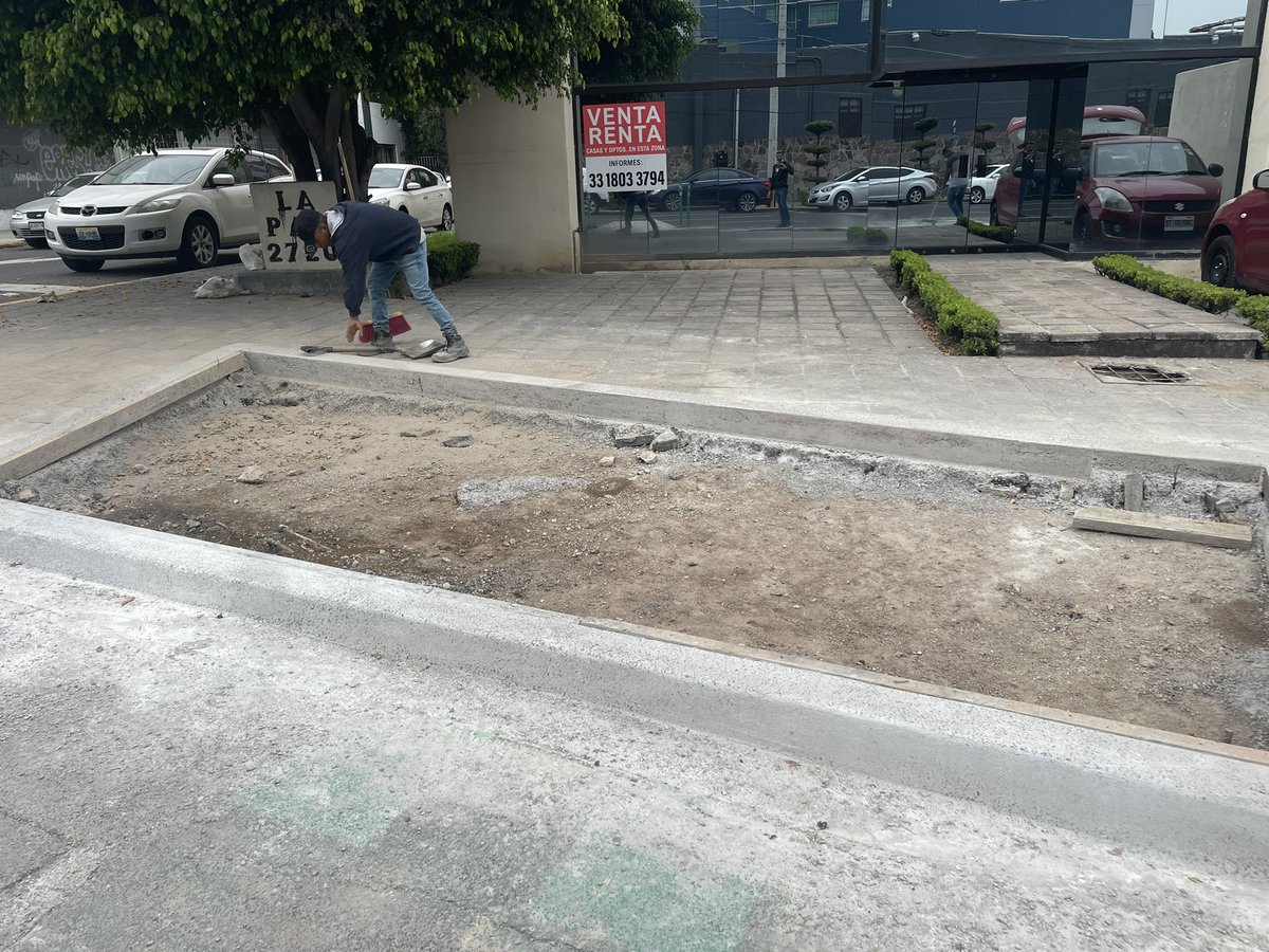 ROWINGYMGDL's tweet photo. @GuadalajaraGob x que están tapando cocheras con la rehabilitación de banquetas (jardineras) ???? Av La Paz esq Arcos https://t.co/UwoIgQN668