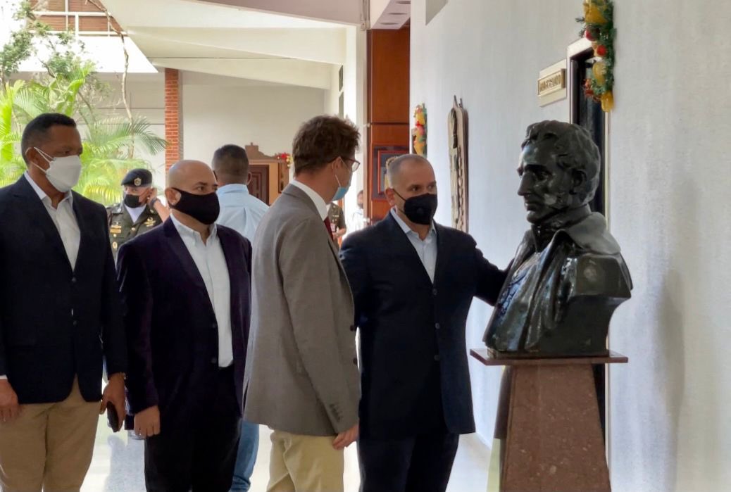 Otorgué la estatuilla del preclaro humanista Mariscal Antonio José de Sucre, a Arnaud de Baecque, Jefe de la Delegación del Comité Internacional de la Cruz Roja, como símbolo y compromiso permanente de respeto a los DDHH, de los guardianes de la Patria y protectores de la vida.