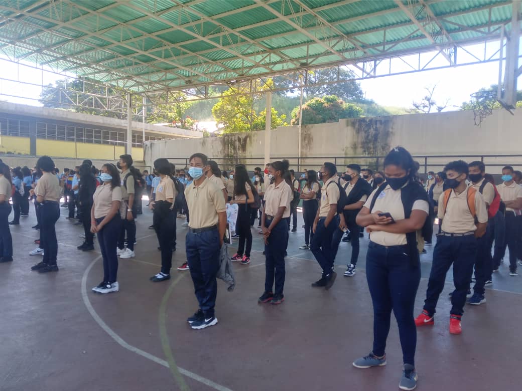 motspropio's tweet photo. #DigamosPresente Qué vivan los estudiantes porque son la levadura de nuestra Patria Grande. A clases y en su morral libros, cuadernos y bioseguridad. https://t.co/abCDfIU8Yq