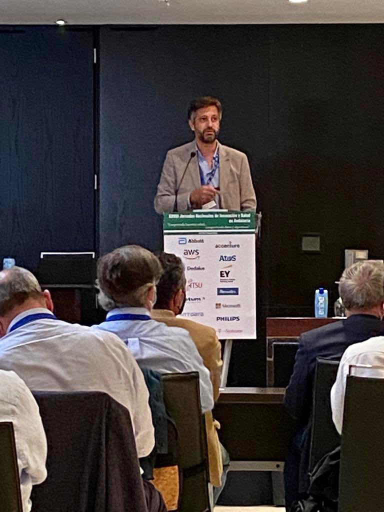 HUVV_SAS's tweet photo. El especialista en #Endocrinología @jorgegaleman durante su ponencia  “Compartiendo datos y algoritmos en diabetes” en el seno de las últimas jornadas de @SEISeSalud celebrada hace unos días en #Málaga @saludand @cancermalaga https://t.co/pIvbiKzUYj